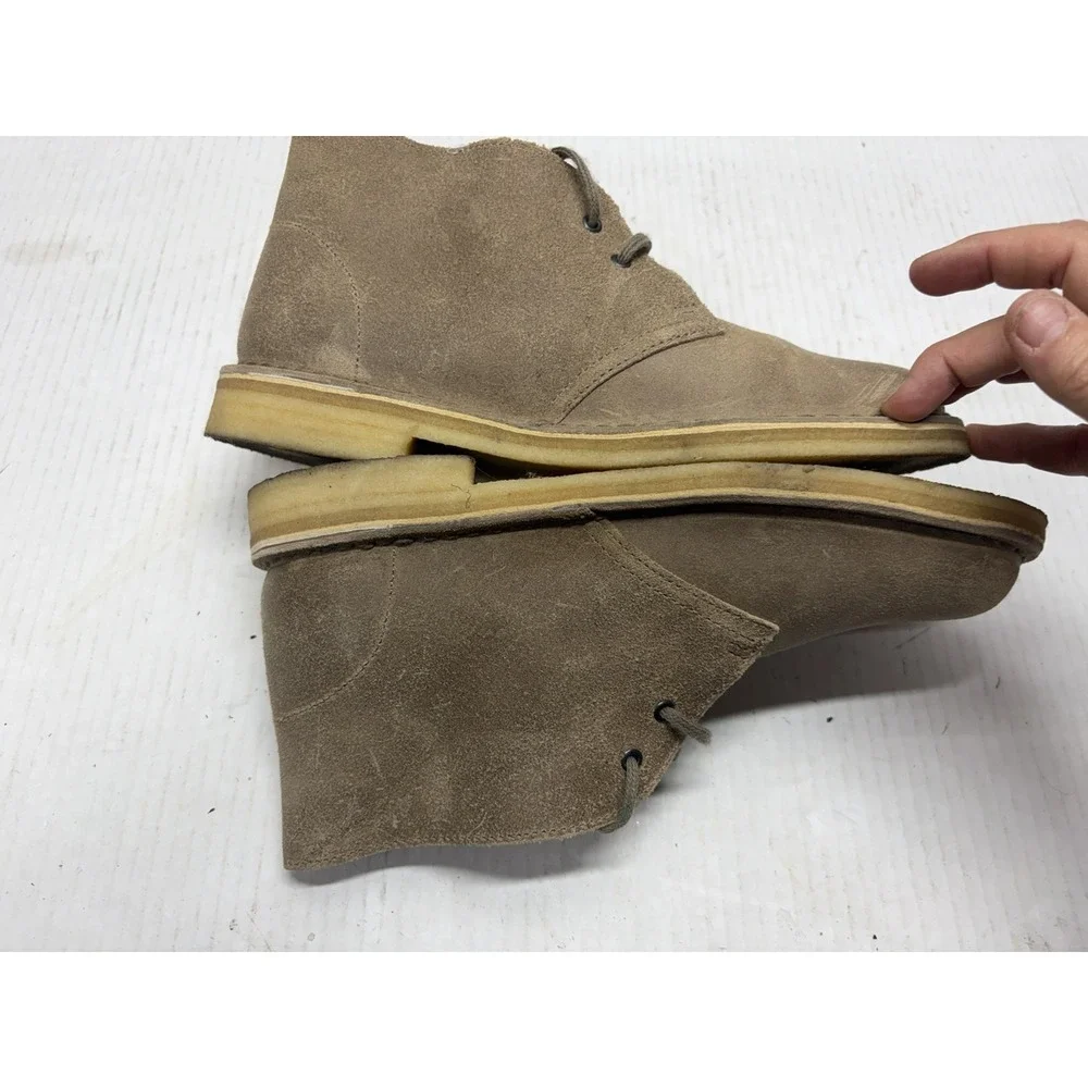 Clarks Men Size 10 Taupe Desert Sand Suede Lace Up Chukka Boots Gum Sole  EUC